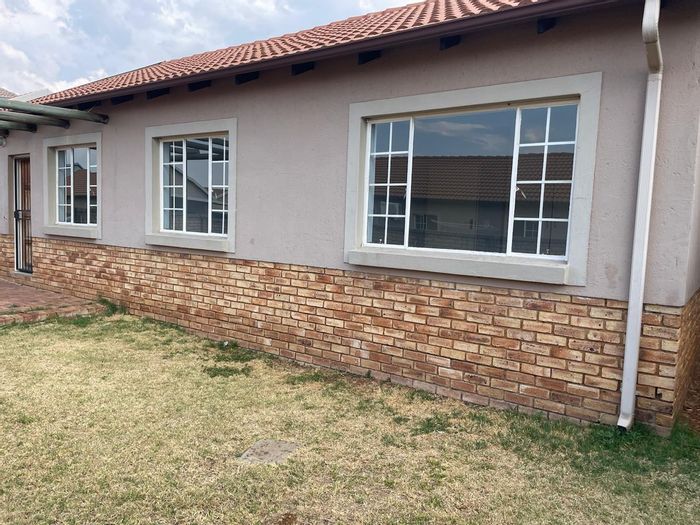 Amandasig House For Sale: 3 Bedrooms, garage, carport, secure estate, close to amenities.