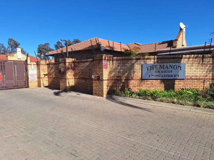 Retirement Village in New Market For Sale: 3 bedrooms, clubhouse, secure estate, gardens.