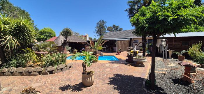 Brackendowns House For Sale: 3 beds, pool, lapa, solar panels, ample storage.