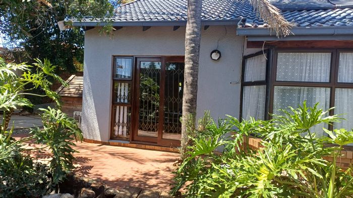 For Sale: Spacious Suideroord house with pool, bar, and nearby schools.