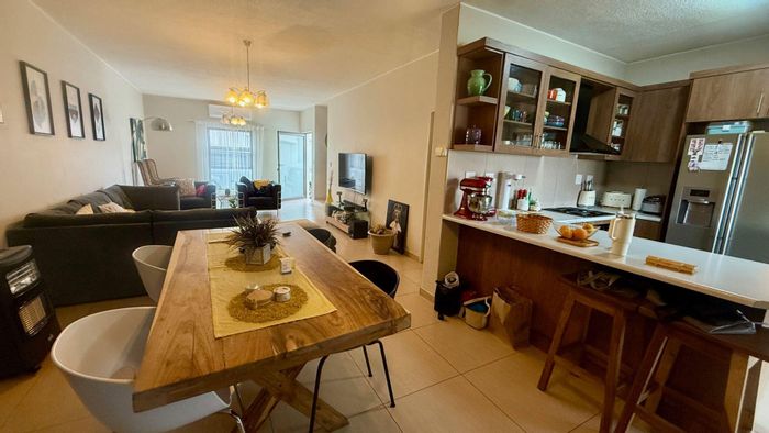 3-Bedroom Townhouse in Avis For Sale: Open Plan Living, Double Garage, Covered Patio.