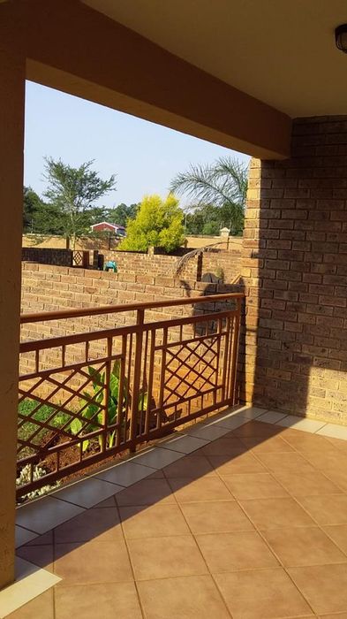 Mooikloof Ridge Townhouse To Rent: 2 beds, garden, security estate, garage.