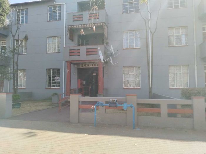 Benoni Central Apartment For Sale: Secure complex, courtyard, study, close to amenities.