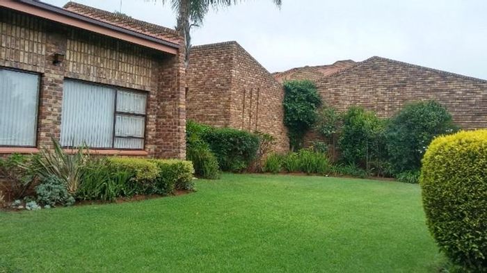 For Sale: House in Glen Marais with pool, 3 garages, and spacious living areas.