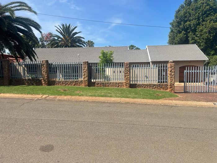 Property #2200645, House for sale in Wilro Park