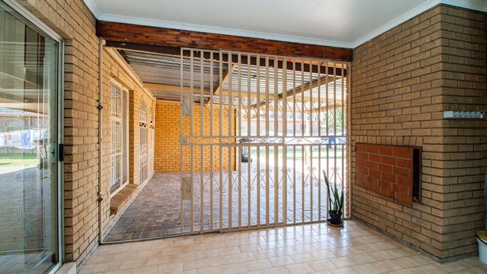 3-bedroom house in Bakerton for sale with spacious backyard and built-in braai.