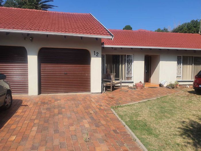 Randhart House For Sale: 3 Bedrooms, pool, garden, double garage, bachelor pad.