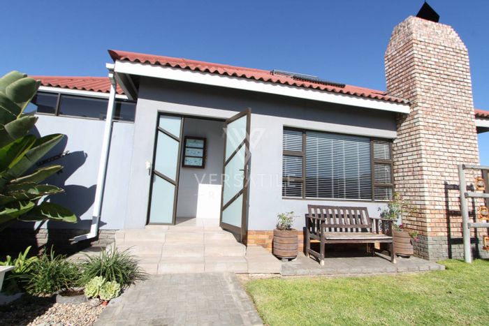 Walvis Bay Central House For Sale: 2 beds, flat, home office, double garage.