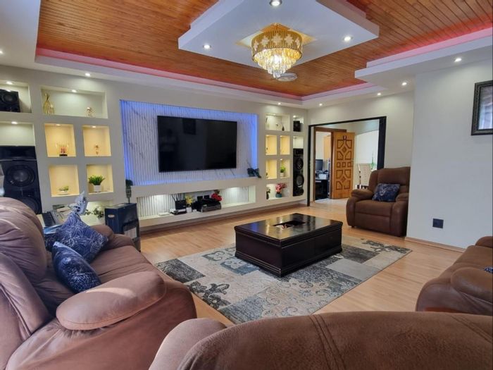 Spacious Brackenhurst House For Sale: Pool, Double Garage, and Garden Features.