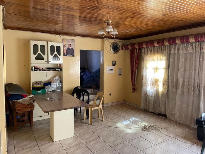 Wanaheda House For Sale: 3 bedrooms, built-in braai, drive-through parking, security features.