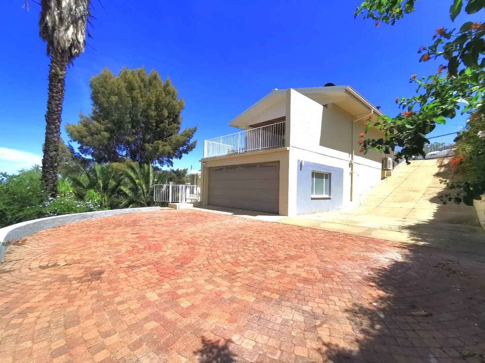 PARKING SPACE AND TURNING POINT IN FRONT OF THE GARAGE