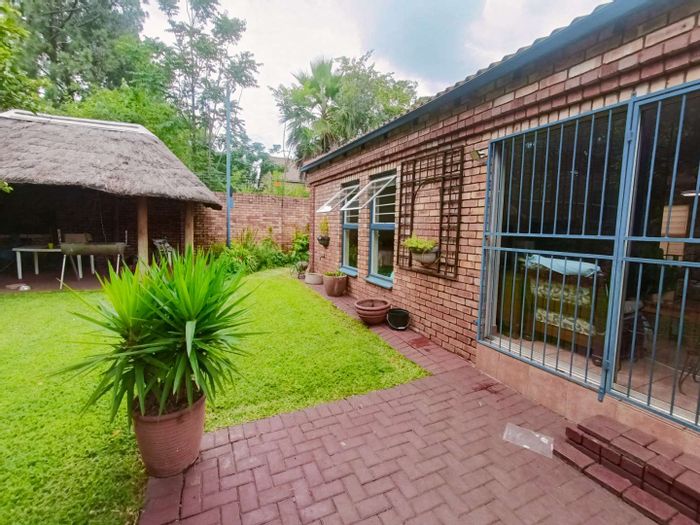 For Sale: Clubview Townhouse with garden, garage, and pet-friendly amenities.