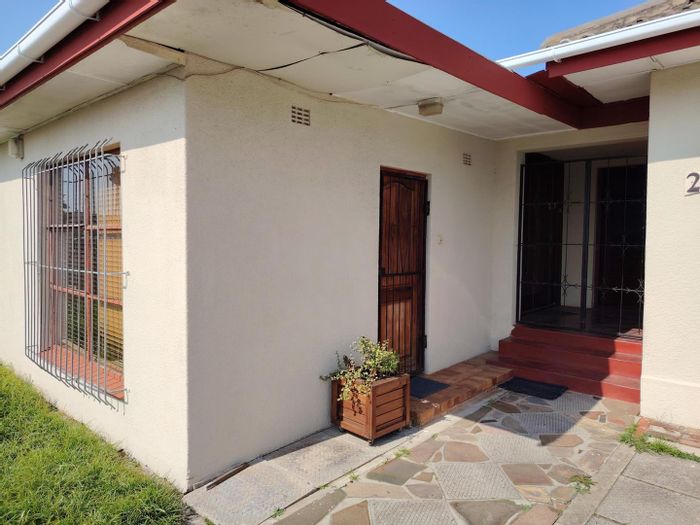 Two-bedroom cottage to rent in Eikendal with private entrance and parking.