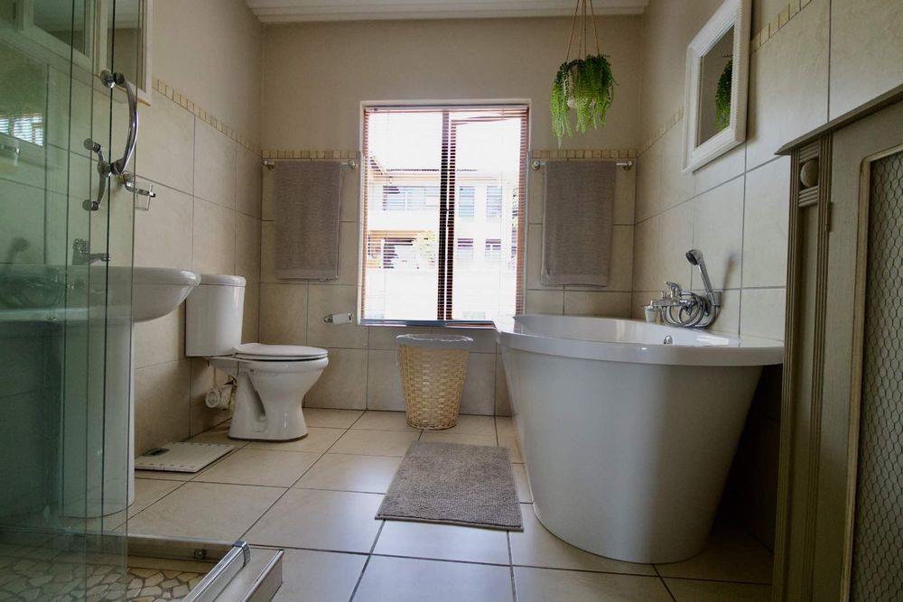 Main en-suite bathroom