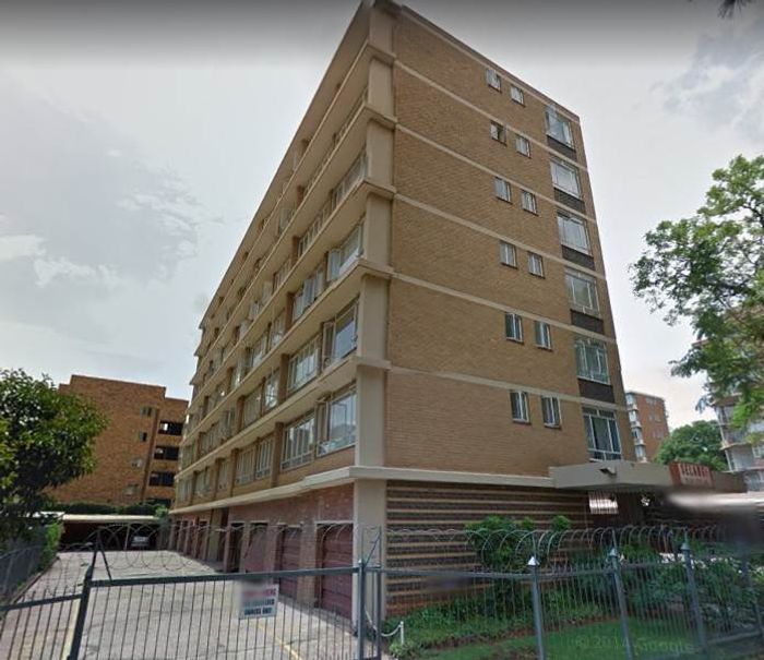 Sunnyside Apartment For Sale: 2.5 bedrooms, garage, fitted kitchen, low levies.