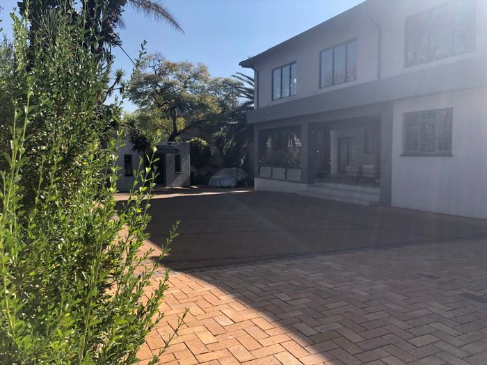 Office To Rent in Greenside: Suite for holistic practitioners with shared amenities.