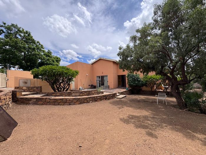 Hochlandpark House For Sale: 4 beds, large yard, renovation potential, double garage.