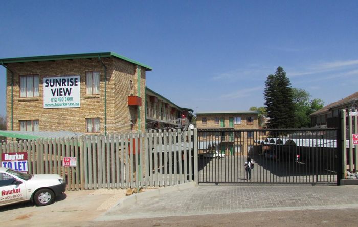 2-Bedroom Apartment To Rent in Kwaggasrand, near schools and shops, parking included.