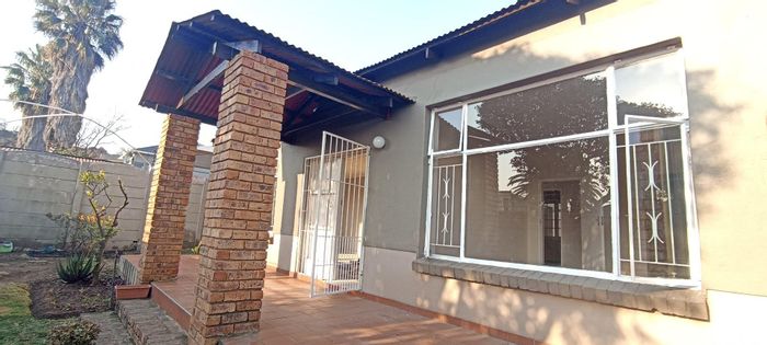 House To Rent in Alberton Central: 3 Bedrooms, 2 En-suites, shared property amenities.