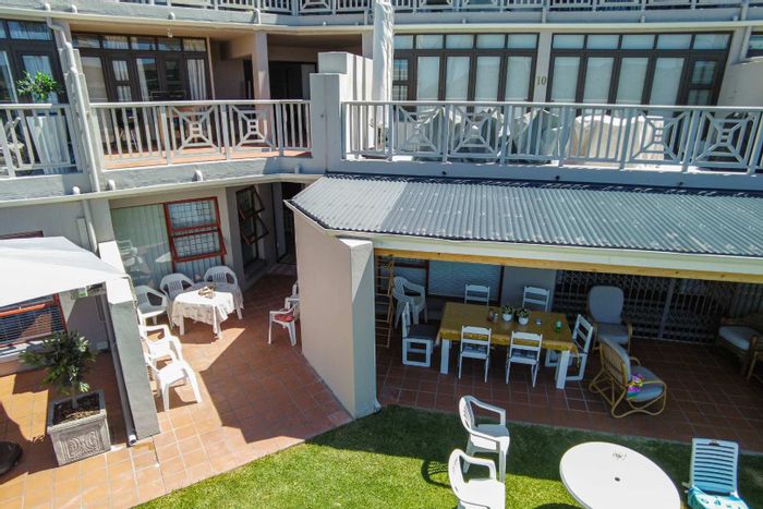 Hartenbos Central Apartment To Rent: 3 bedrooms, pool, garage, braai facilities.