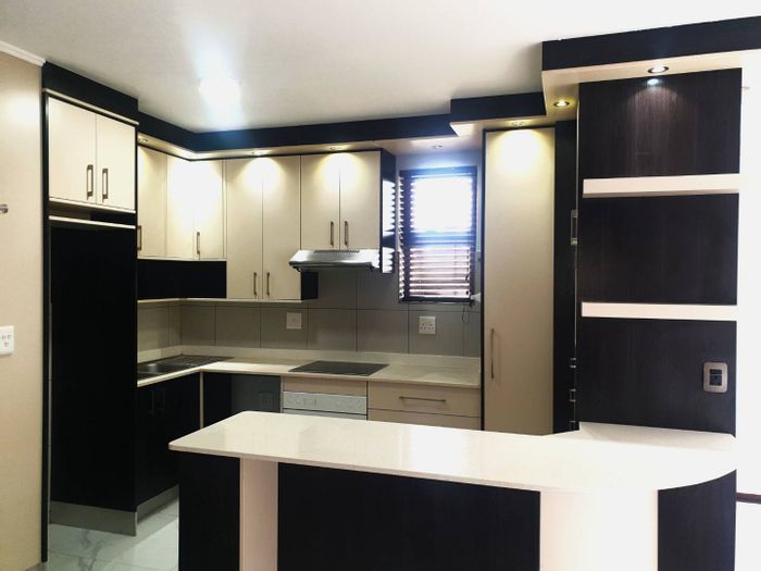 For Sale: Apartment in Jackal Creek Golf Estate with golf course, clubhouse, and gym.