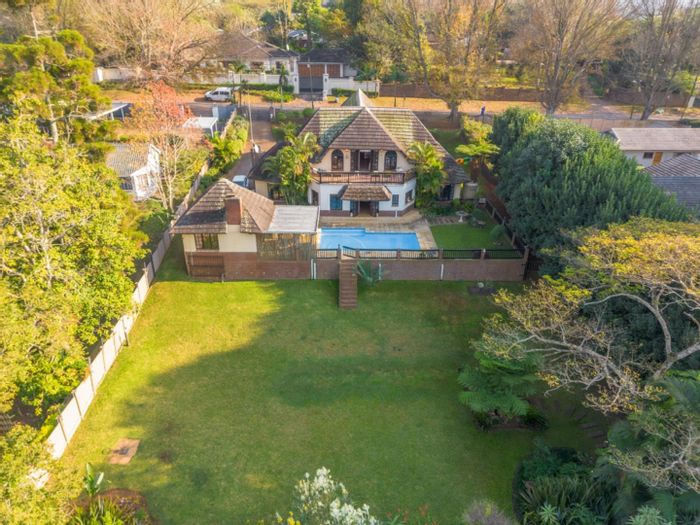 Kloof Central House For Sale: 6 bedrooms, pool, flat, expansive outdoor space.