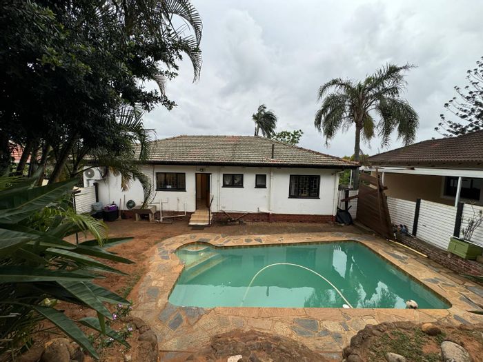 Broadway House For Sale: Pool, garden, potential flatlet, garage, staff accommodation.