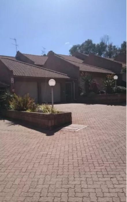 Glen Atholl Townhouse To Rent: 3 Bedrooms, flatlet, garden, near M1 and Sandton.