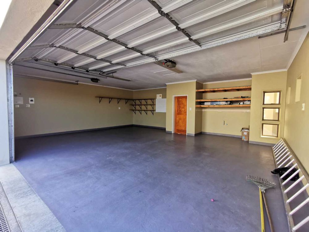 GARAGE SPACE PARKS 3 CARS