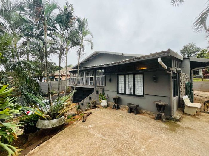 Broadway House For Sale: 4-bed main home, 3-bed cottage, large land, double garage.