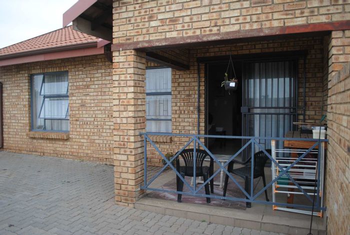 Riversdale Townhouse For Sale: Open plan living, 2 bedrooms, carport, WiFi.