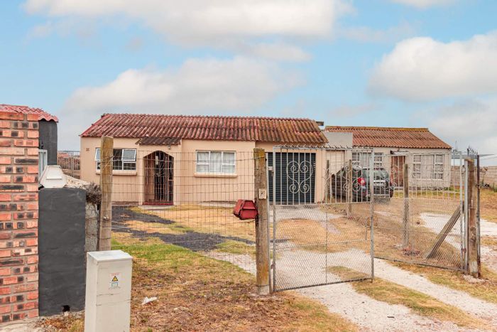 House for Sale in Bethelsdorp: 2 Bedrooms, Garage, Spacious Parking, Great Potential.