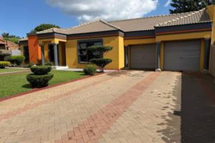 Akasia Central House For Sale: 4 Bedrooms, 2 Bathrooms, Spacious Yard, Ideal for Families.