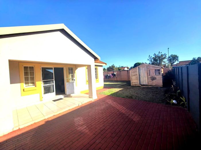 House for Sale in The Orchards: 3 bedrooms, gated security, spacious yard, carports.