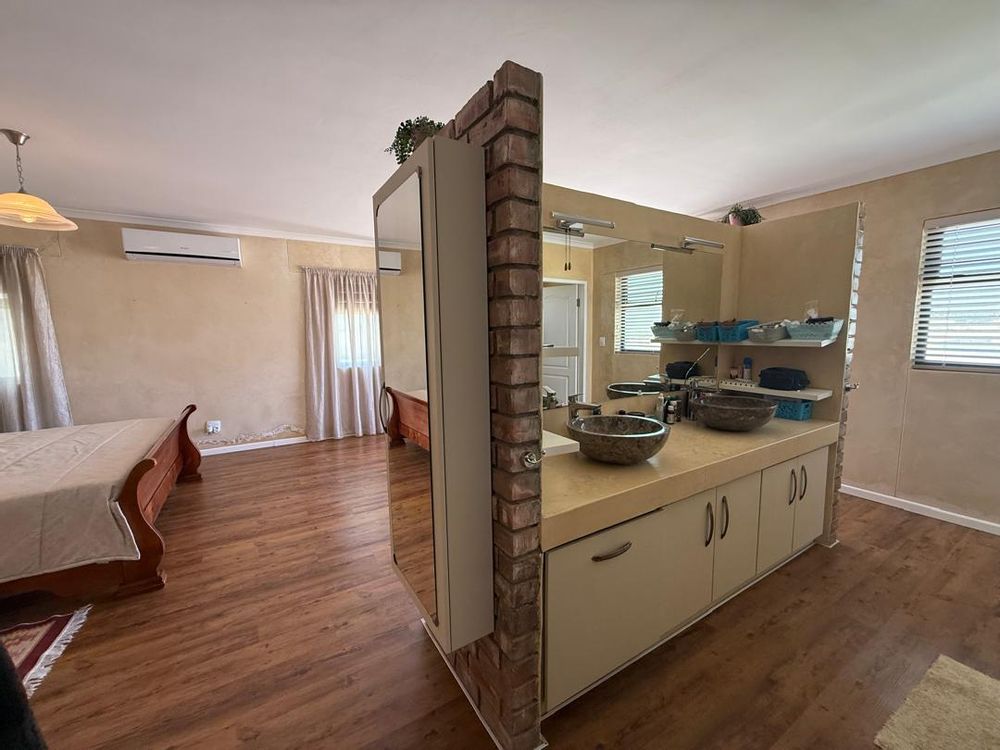Main bedroom with en-suite bathroom and walk-in closet