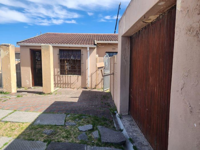 Three-bedroom house in Langa with spacious yard and dedicated dining area, For Sale.