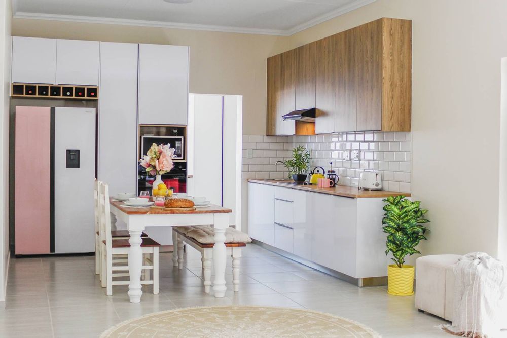 Modern open-plan kitchen with built-in cupboards and built-in stove.
