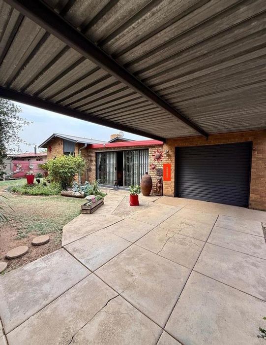 Vanderbijlpark Central East 2 House For Sale: 3 Bedrooms, entertainment area, secure parking.