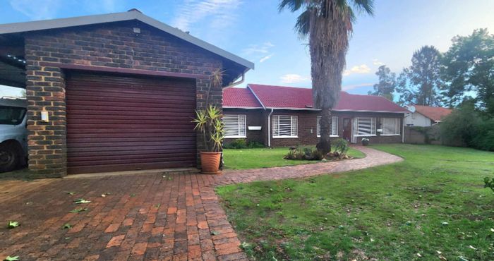 Brackendowns House For Sale: Spacious living, pool, lapa, and large grounds.