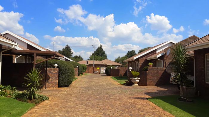 Dal Fouche Townhouse For Sale: Seven units, gardens, access control, stable income.