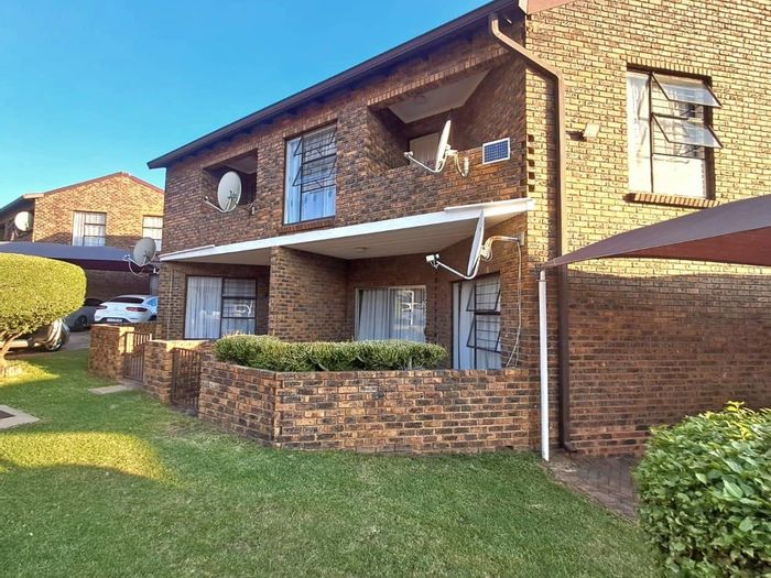 Townhouse for Sale in Liefde En Vrede: 2 beds, pool, playground, private patio.