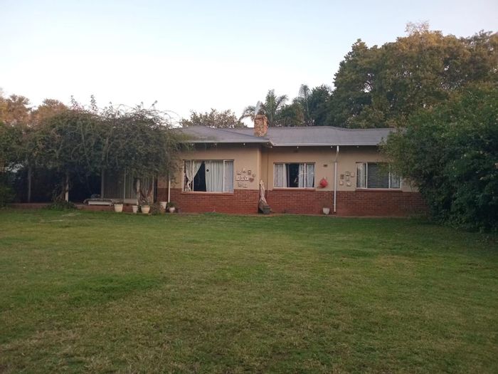 Meyerspark House For Sale: 3 beds, large yard, near schools, 2 garages.