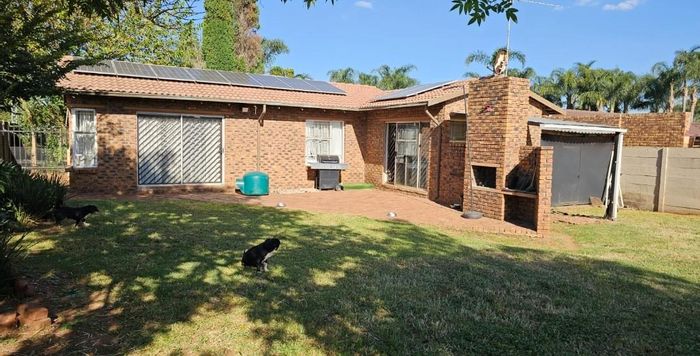 For Sale: House in Van Riebeeck Park with 3 beds, garden, double garage.