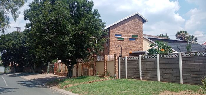 Elandspark House For Sale: 4 Bedrooms, Pool, 2-Bedroom Flatlet, Ample Parking.