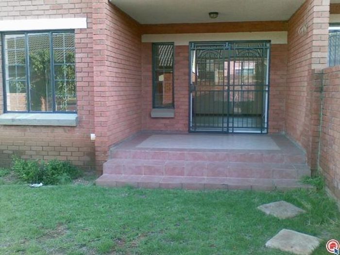 Mooikloof Ridge Townhouse To Rent: 2 beds, garden, security, pools, clubhouse amenities.