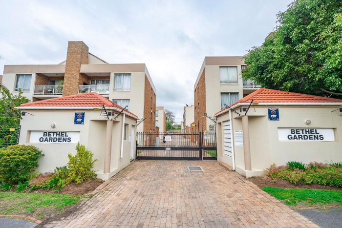 Durbanville Central Apartment To Rent: Renovated, spacious, balcony with braai, secure parking.