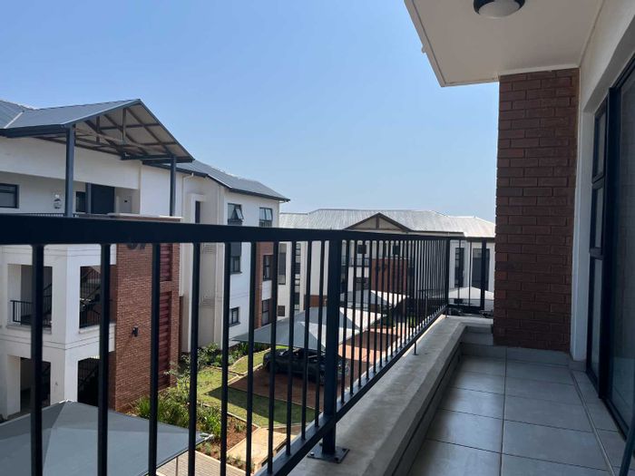 Ballito Central Apartment To Rent: 2 parkings, lifestyle center, pet-friendly, fiber-ready.