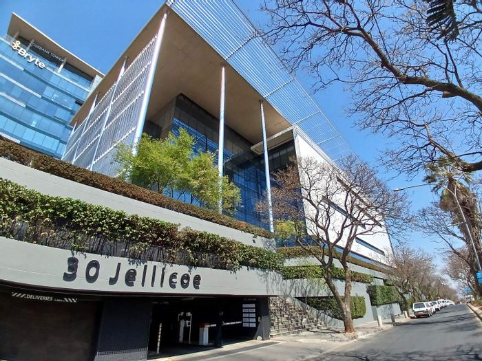 To Rent: 819 sqm whitebox office in Rosebank, customizable layout, great amenities.