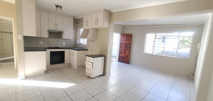 Cottage To Rent in Mindalore: Secure entrance, spacious garden, open plan living.