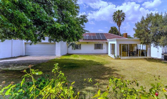 Blairgowrie House For Sale: Pool, solar system, spacious layout, close to amenities.